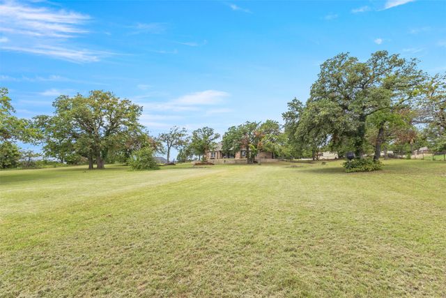 108 Oak Creek Drive, Springtown, TX 76082