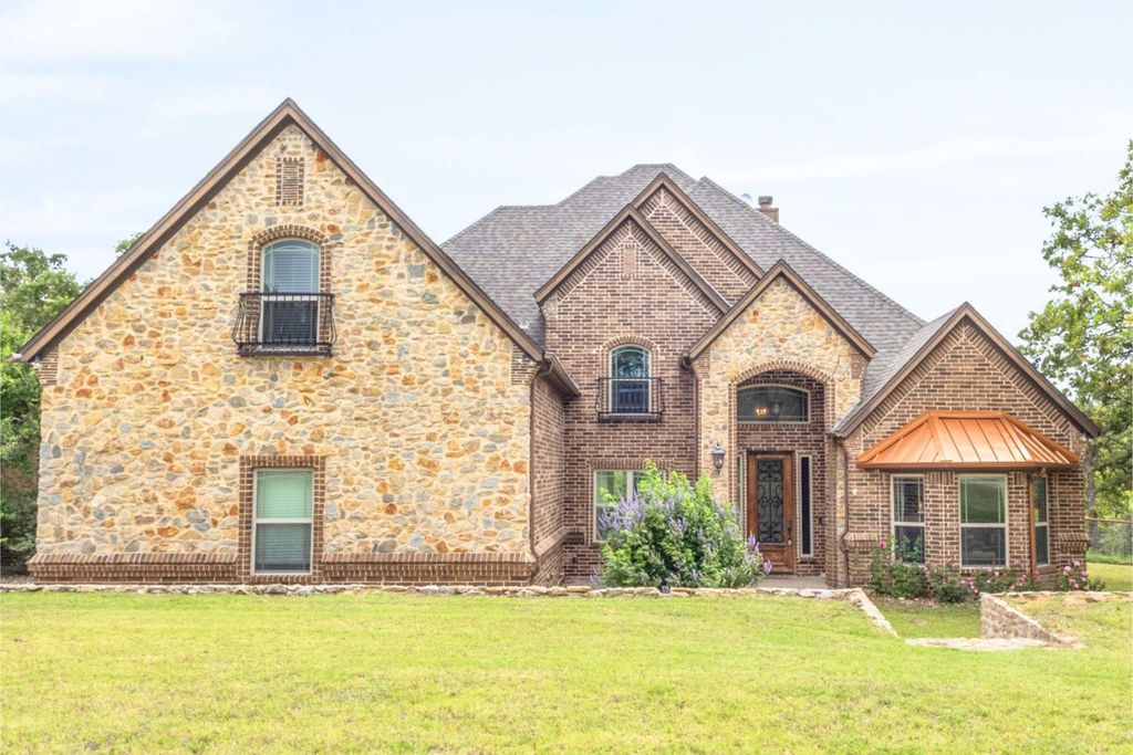 108 Oak Creek Drive, Springtown, TX 76082