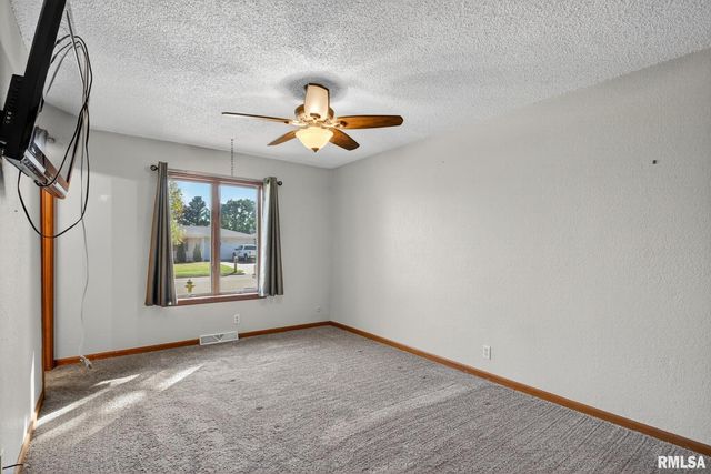 1500 12TH Avenue N, Clinton, IA 52732