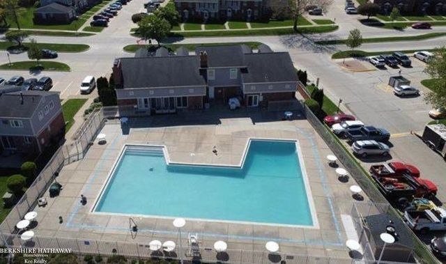 20024 Great Oaks Circle S Drive, Clinton Twp, MI 48036