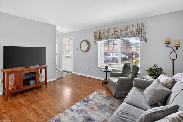 20024 Great Oaks Circle S Drive, Clinton Twp, MI 48036