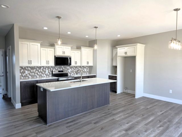 2012 Wheatland Cir, Salina, KS 67401