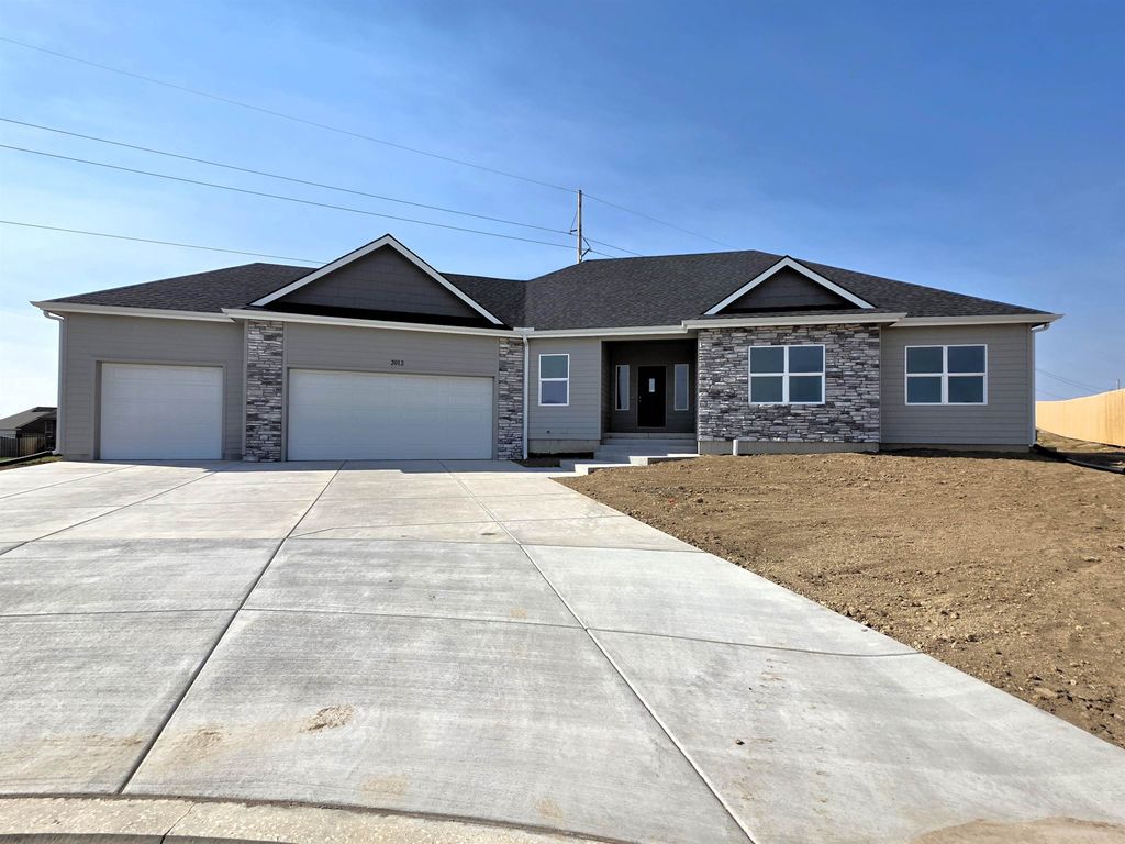 2012 Wheatland Cir, Salina, KS 67401