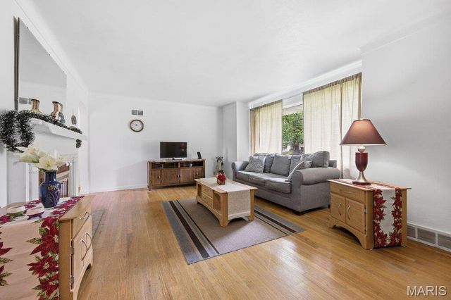 38 Pinewood Drive, St Louis, MO 63123