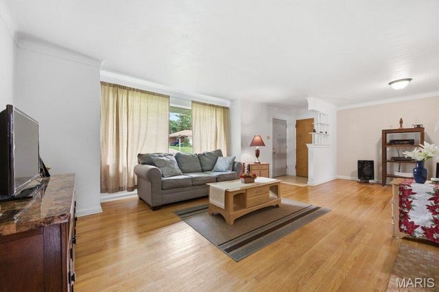 38 Pinewood Drive, St Louis, MO 63123
