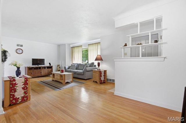38 Pinewood Drive, St Louis, MO 63123