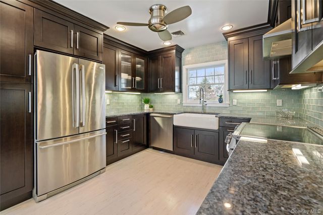 798 Connecticut View Drive, Oyster Bay, NY 11771