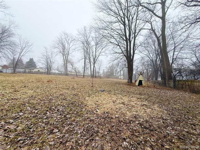 20500 Mckishnie Street, Clinton Township, MI 48035