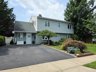 104 Choir Lane, Westbury, NY 11590