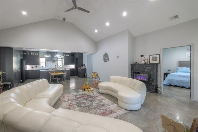105 Hebar Street, East Lynne, MO 64743