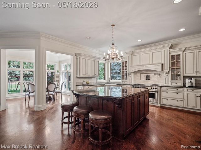 528 Barrington Court, Bloomfield Hills, MI 48304