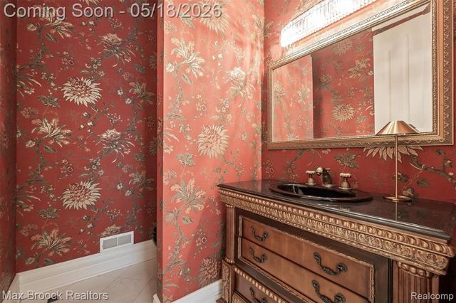 528 Barrington Court, Bloomfield Hills, MI 48304