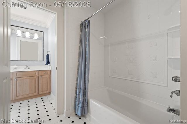 528 Barrington Court, Bloomfield Hills, MI 48304