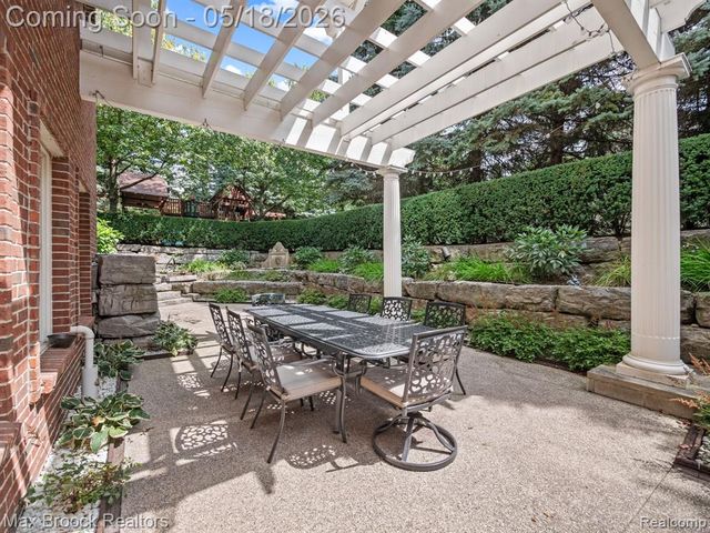 528 Barrington Court, Bloomfield Hills, MI 48304
