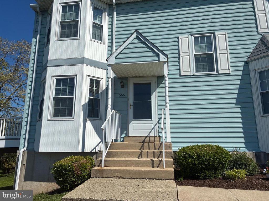 566 APPLEWOOD CT, Upper Chichester, PA 19014