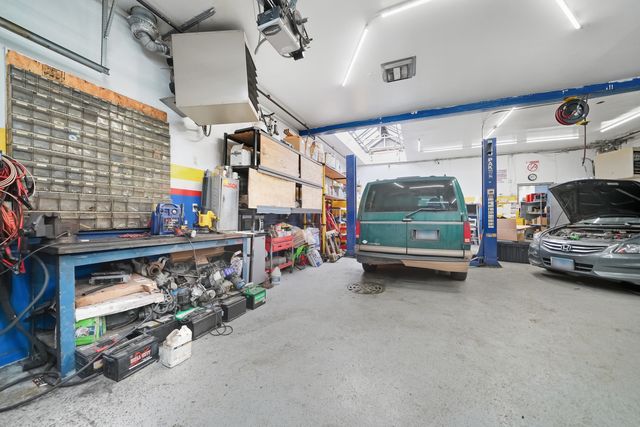 3824 W Diversey Avenue, Chicago, IL 60647