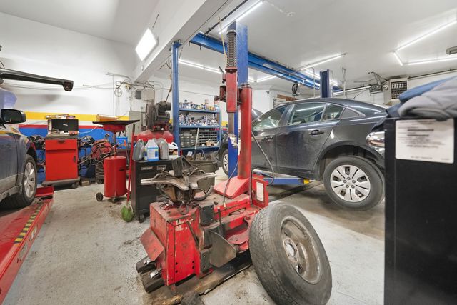 3824 W Diversey Avenue, Chicago, IL 60647