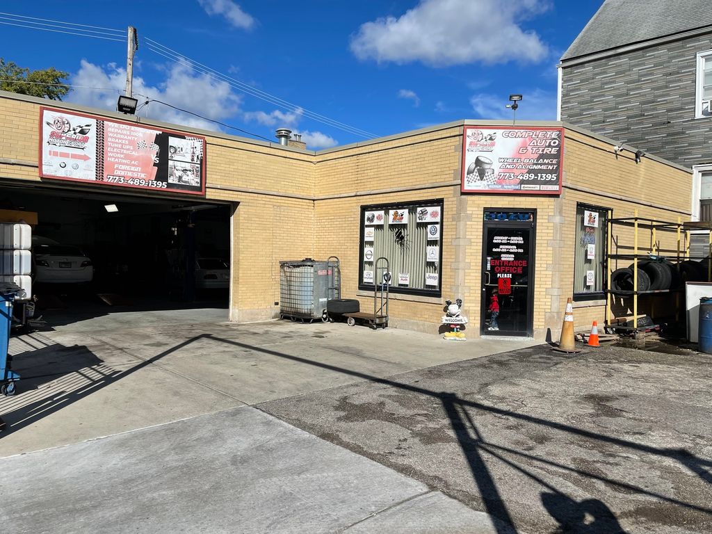 3824 W Diversey Avenue, Chicago, IL 60647