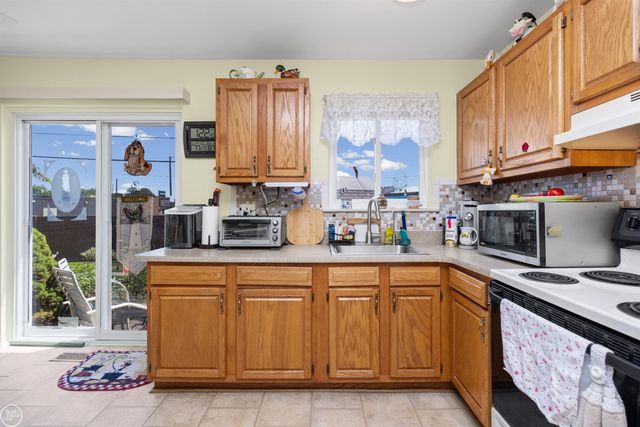 27754 Eastwick Square Road, Roseville, MI 48066