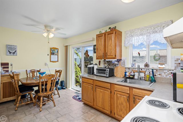 27754 Eastwick Square Road, Roseville, MI 48066