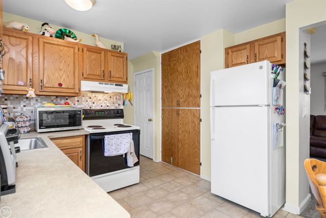 27754 Eastwick Square Road, Roseville, MI 48066