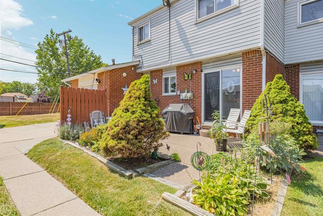 27754 Eastwick Square Road, Roseville, MI 48066