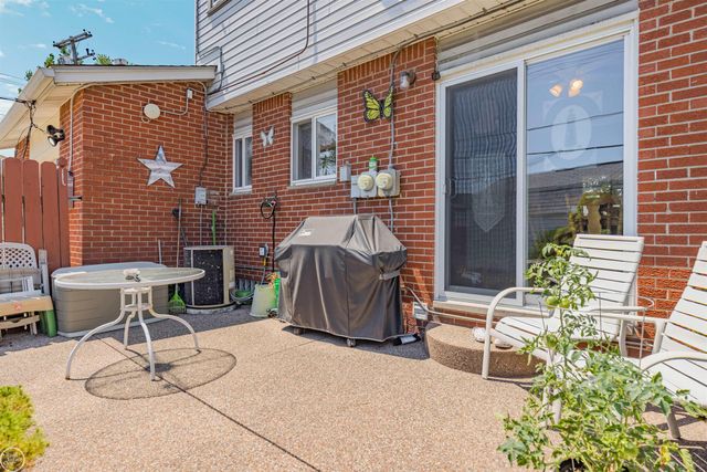 27754 Eastwick Square Road, Roseville, MI 48066