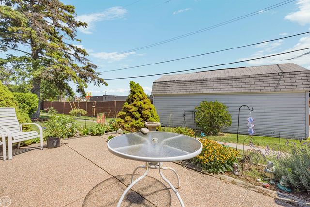 27754 Eastwick Square Road, Roseville, MI 48066