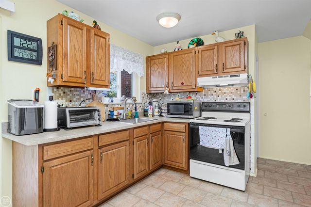 27754 Eastwick Square Road, Roseville, MI 48066