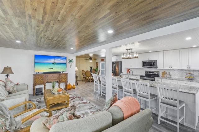 5517 Sir Walter WAY, North Fort Myers, FL 33917