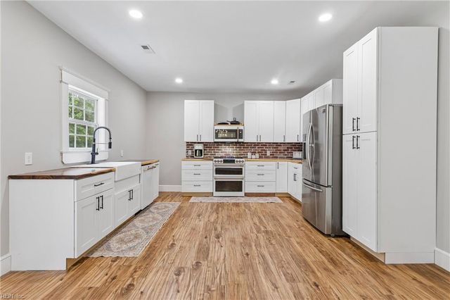 16101 Diascund Shores LN, Lanexa, VA 23089
