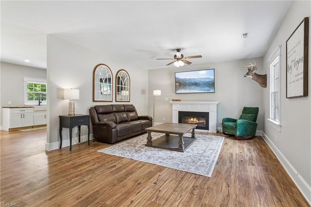 16101 Diascund Shores LN, Lanexa, VA 23089