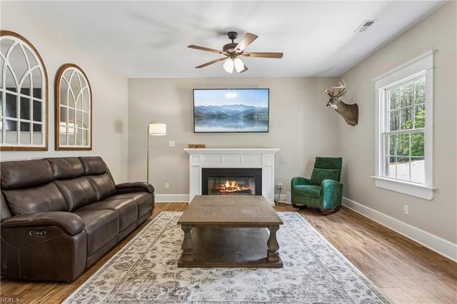 16101 Diascund Shores LN, Lanexa, VA 23089