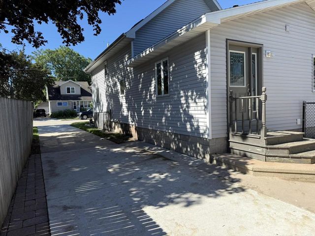 1042 TYLER AVENUE, Oshkosh, WI 54902