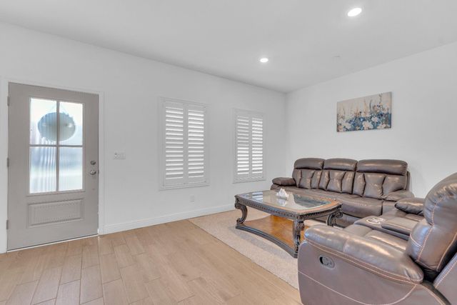 6569 E Lyell Avenue, Fresno, CA 93727