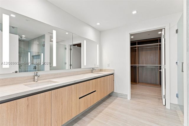 2411 Laguna Cir 2301, North Miami, FL 33181