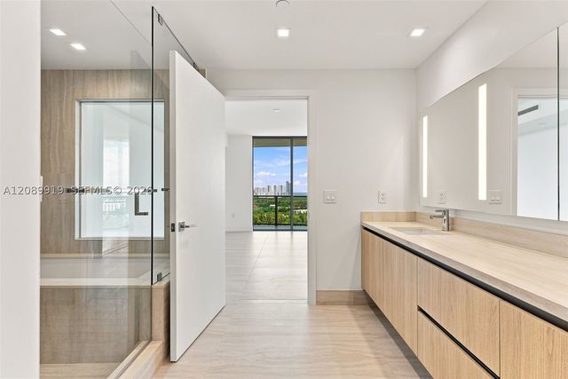 2411 Laguna Cir 2301, North Miami, FL 33181
