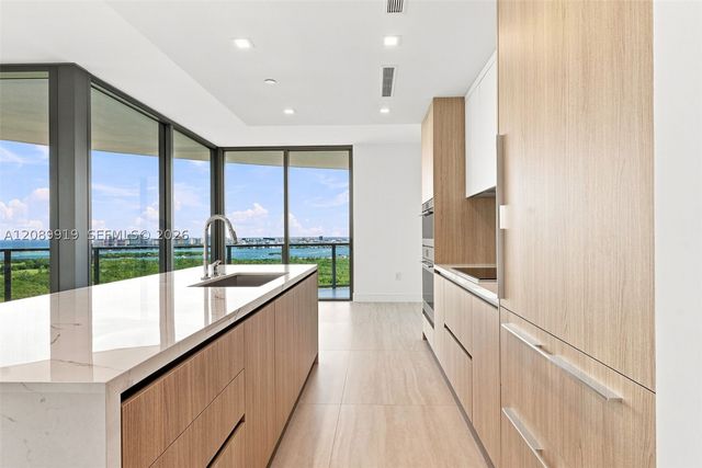 2411 Laguna Cir 2301, North Miami, FL 33181