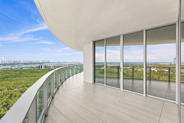 2411 Laguna Cir 2301, North Miami, FL 33181