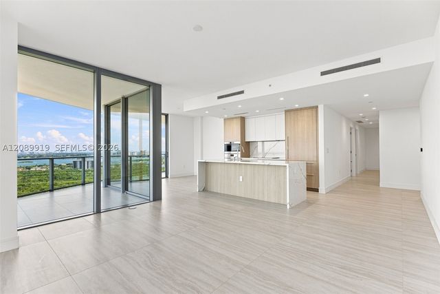 2411 Laguna Cir 2301, North Miami, FL 33181