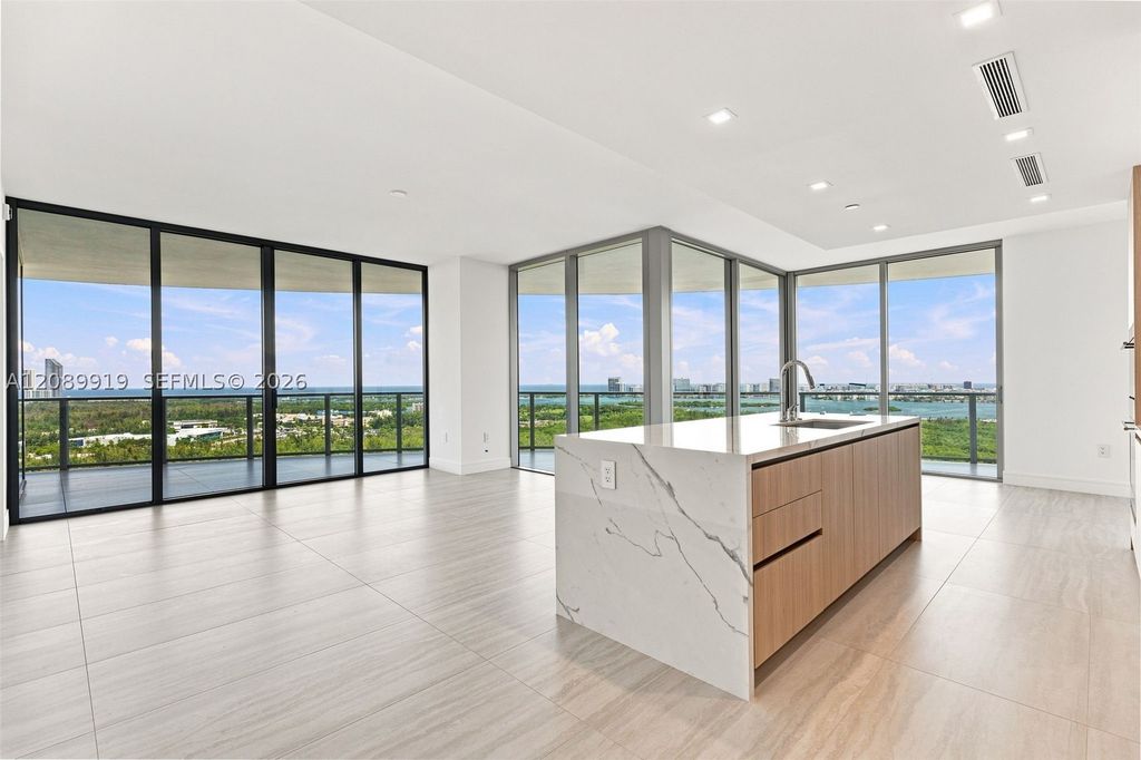 2411 Laguna Cir 2301, North Miami, FL 33181