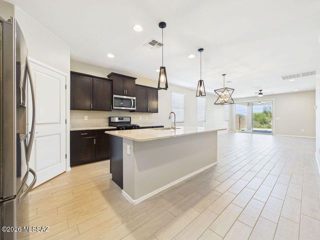 14043 E Golden Oaks Road, Vail, AZ 85641