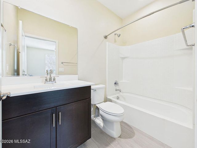 14043 E Golden Oaks Road, Vail, AZ 85641
