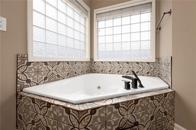 307 W 11th Terrace, Kearney, MO 64060