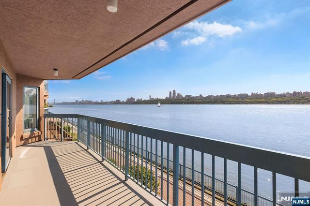 202 Adams Court, Edgewater, NJ 07020