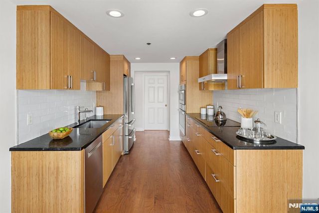 202 Adams Court, Edgewater, NJ 07020