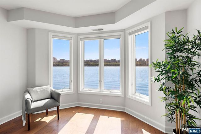 202 Adams Court, Edgewater, NJ 07020
