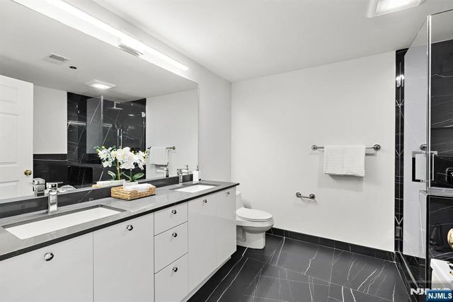 202 Adams Court, Edgewater, NJ 07020