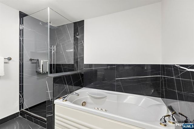 202 Adams Court, Edgewater, NJ 07020