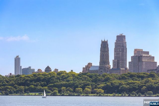 202 Adams Court, Edgewater, NJ 07020